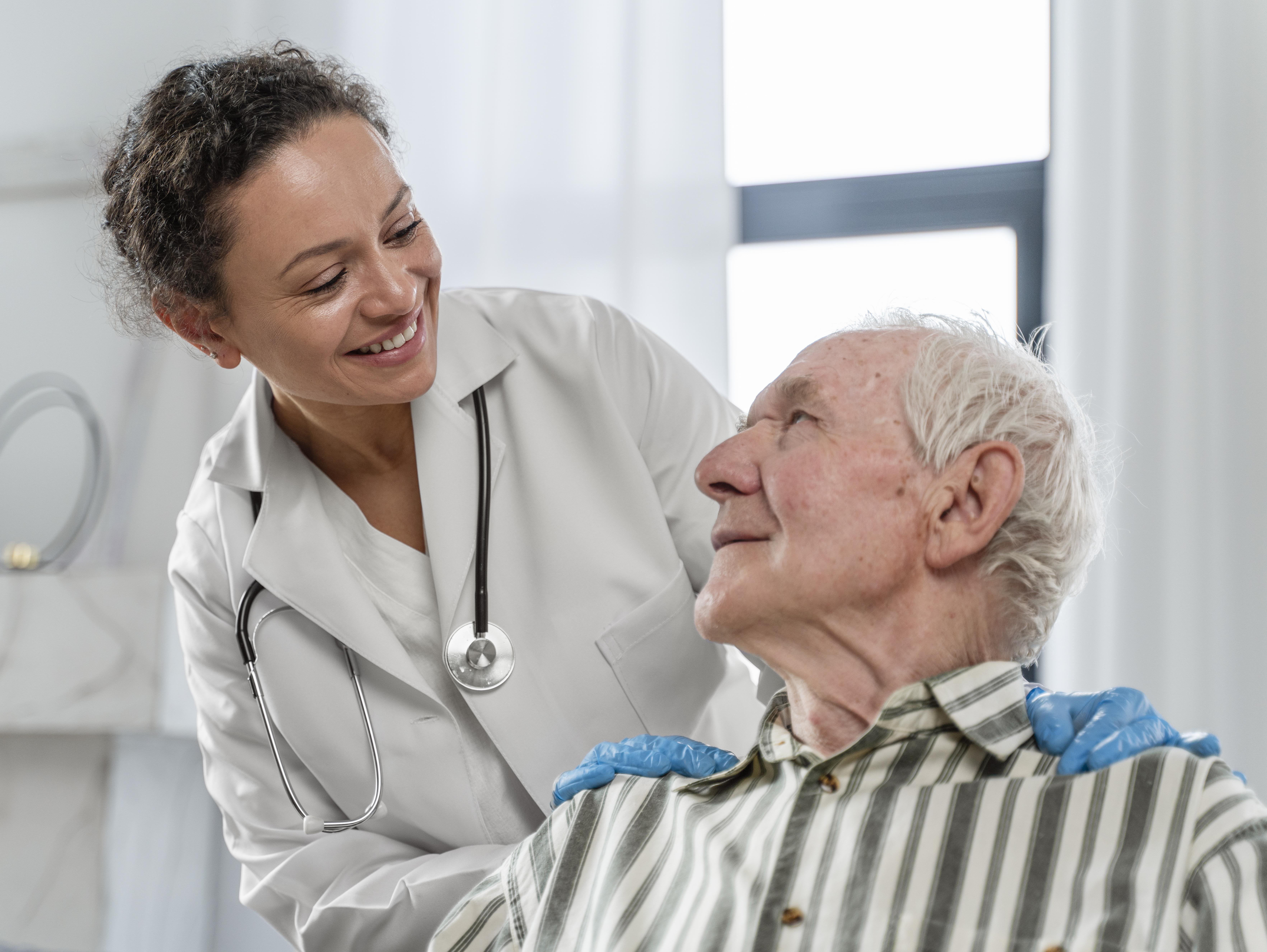 Paciente de la tercera edad con doctora